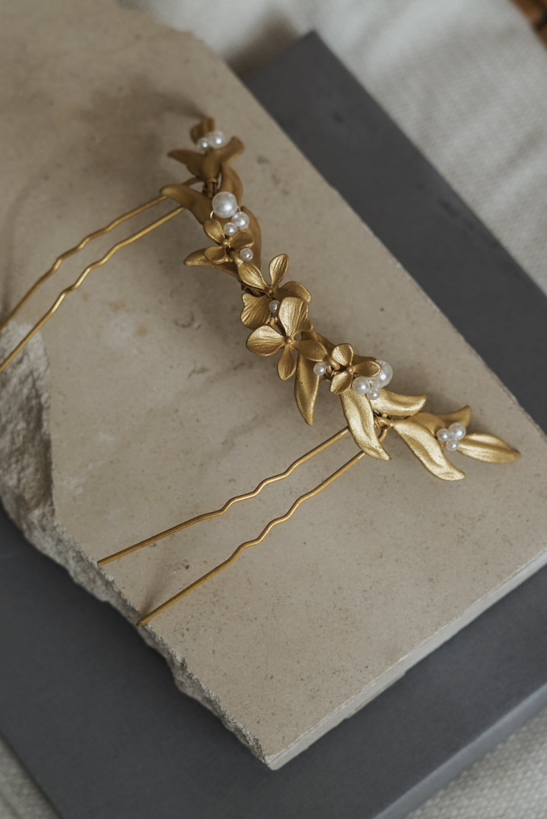 acess-rio-de-cabelo-toucado-dourado-com-perolas-noiva-sendie