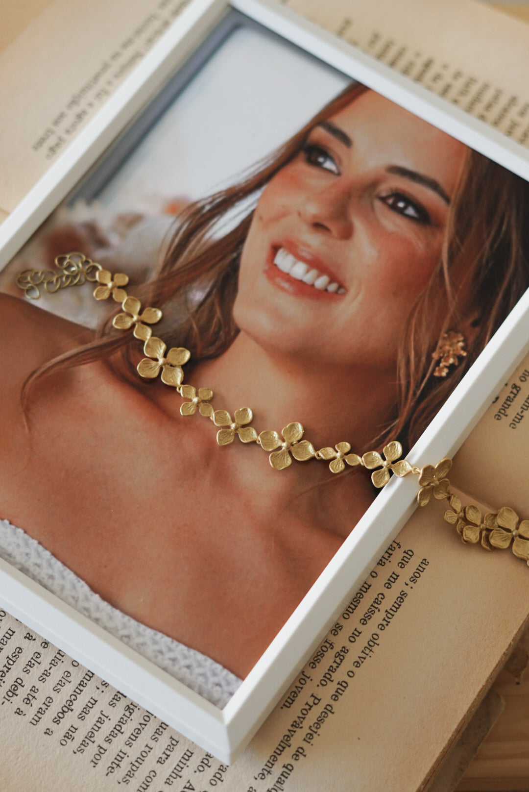 colar-gargantilha-aeris-choker-floral-flores-dourado-justo