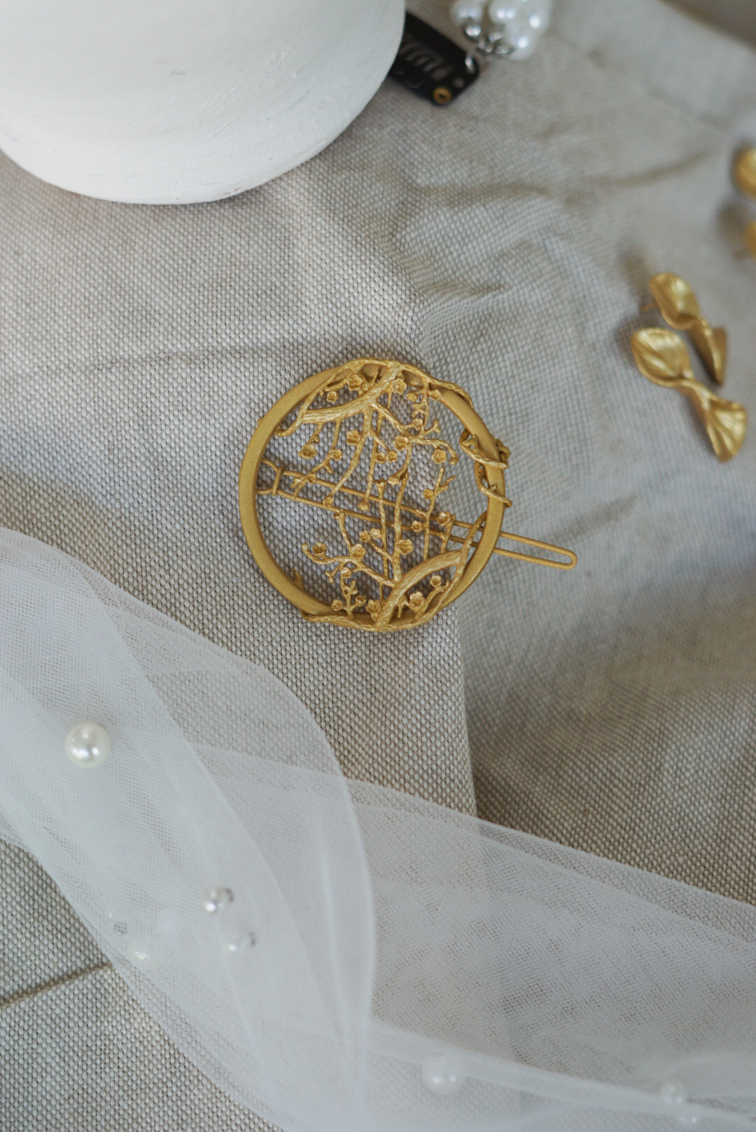 gancho-plum-colar-argolas-dourado-trabalhado-floral
