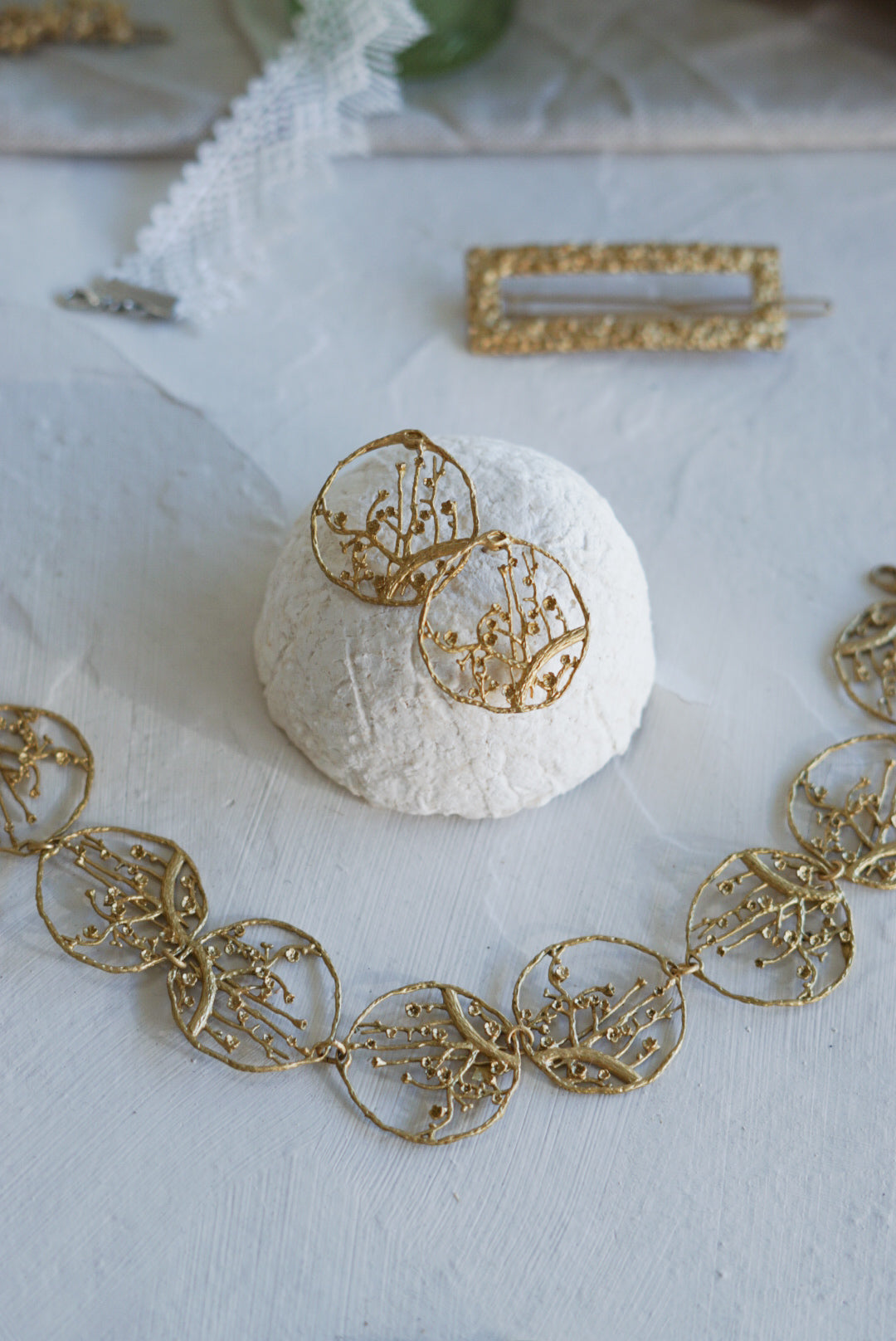 gargantilha-plum-colar-argolas-dourado-trabalhado-floral